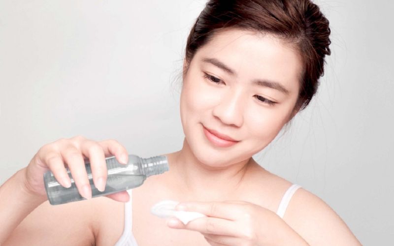 Vì sao da dầu mụn cần sử dụng toner chuyên biệt